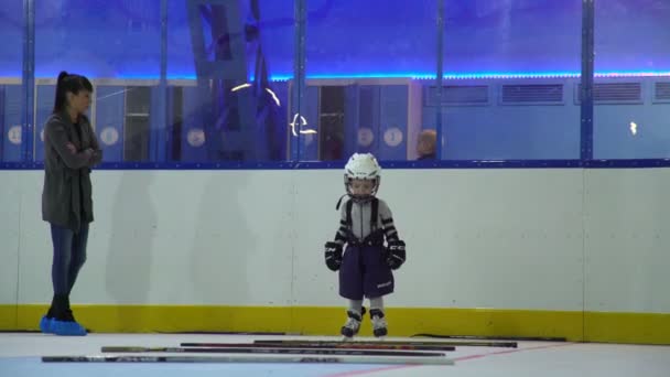 Novosibirsk, 2017: Anak laki-laki junior memenuhi skating teknik skating — Stok Video