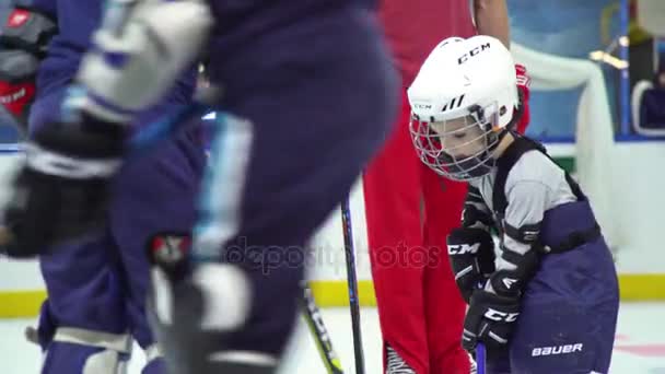 Ryssland, Novosibirsk, 2017: pojkar i grundskolan ålder spela hockey — Stockvideo