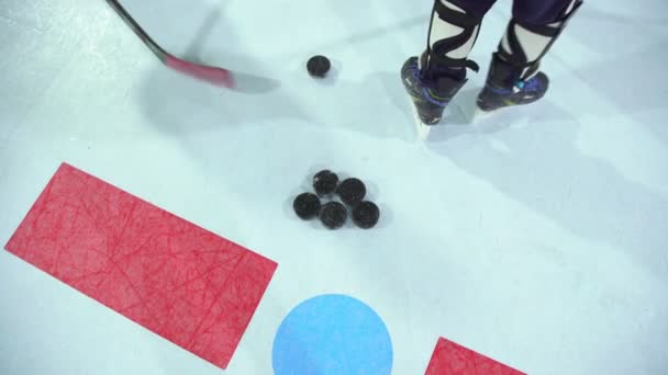 Вид сверху: хоккейная шайба в центре катка — стоковое видео