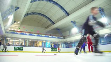 Rusya, Novosibirsk, 2017: Çocuk spor: hokey çocuklar.