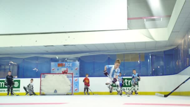 Rusko, Novosibirsk, 2017: Malý kluk hraje hokej. Mládežnický tým. — Stock video