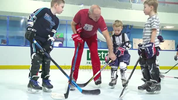 Russie, Novossibirsk, 2017 : l'entraîneur sur la glace donne exercice juniors . — Video