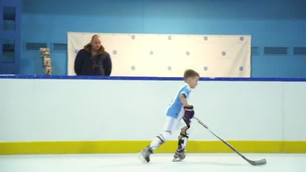 Rosja, 2017: Dzieci hokeju na lodzie — Wideo stockowe