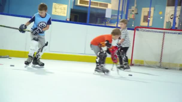 Novosibirsk, Rusland 2017:Children spelers van het hockeyteam — Stockvideo