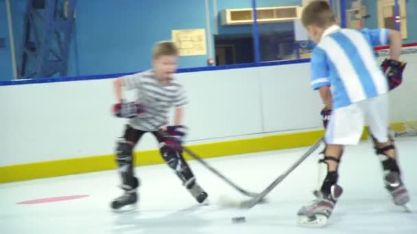 Ryssland, Novosibirsk, 2017: Barn sport: hockey kids. — Stockvideo