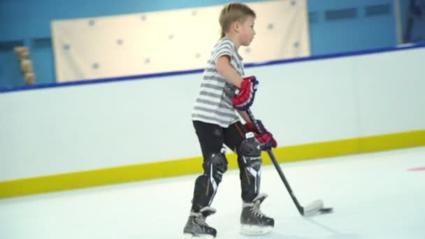 Rusland, Novosibirsk, 2017: Childrens hockeyteam op ijs. — Stockvideo