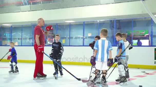 Rusia, Novosibirsk, 2017: entrenamiento de hockey para niños. Hockey sobre hielo junior — Vídeos de Stock