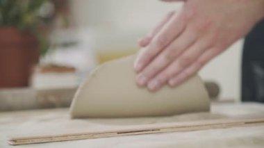 Yetişkin kadın potter usta kil tablo hazırlama.