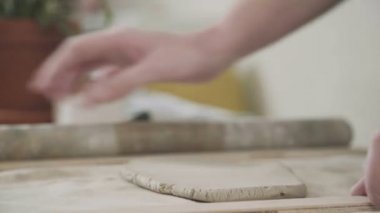 Kil potter onun atölyesinde oluşturma. Çanak çömlek yapım ustası.
