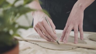 Ana bir çömlekçi, kil kesme özel araç close-up. Kil için keski.