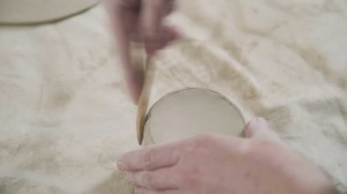 Potter Close-Up kil bir fincan yapar. Potter oluşturma işlemi