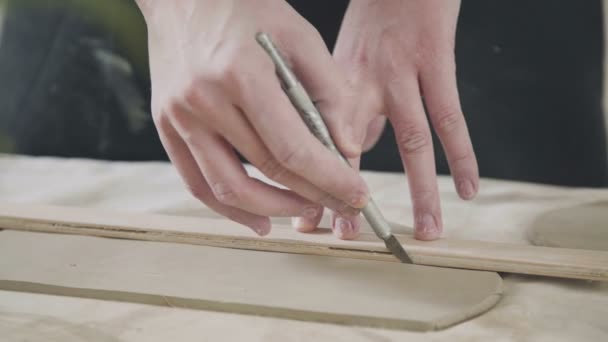 Крупный план мастера гончара, глиняный режущий специальный инструмент. Керамика . — стоковое видео