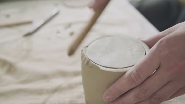 El proceso de creación de cerámica - cerámica hecha a mano . — Vídeo de stock