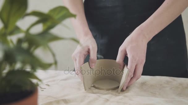 Il primo piano di vasaio fa una tazza di argilla. Il processo di creazione di ceramiche — Video Stock