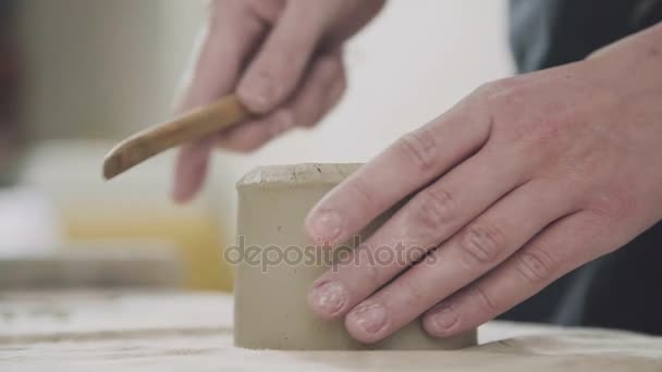 Ручные глиняные горшки, подробности о женских руках, работающих в керамике — стоковое видео