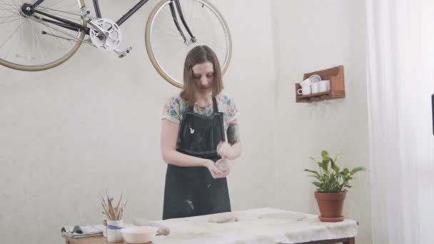 Il vasaio femminile rotola l'argilla. Elegante ceramista da studio. Donna ceramista — Video Stock