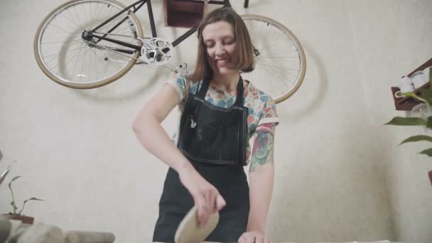Ceramista donna adulta che prepara l'argilla sul tavolo — Video Stock