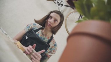 El yapımı kil tencere, şık kadın potter kil bir fincan yapar.