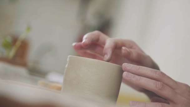 Handgefertigte Keramik aus nächster Nähe. Töpfer macht Stein. Keramik. — Stockvideo