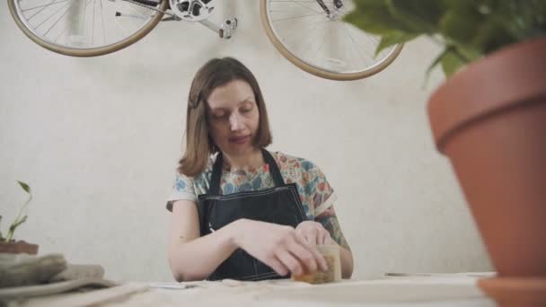Elegante ragazza vasaio fare tazza di ceramica. Ceramiche — Video Stock