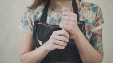 Erkek Close-Up ustası eller. Gonchar kil eline alır.