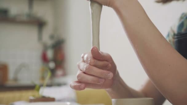 女性波特上班-创建陶器的过程. — 图库视频影像
