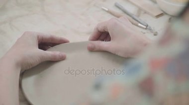 Seramik sofra el yapımı: Tasarım çanak. Potter bir ürün yapar