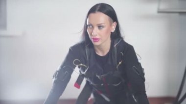 Muhteşem esmer Ems fitness nişanlı ve dizlerinin üzerinde döndü
