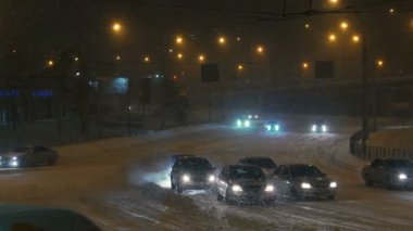 Otomobil trafik kötü hava koşulları ve kar fırtınaları nedeniyle zordur.
