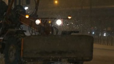 Kar makineleri şehir karayolu boyunca sürüş.