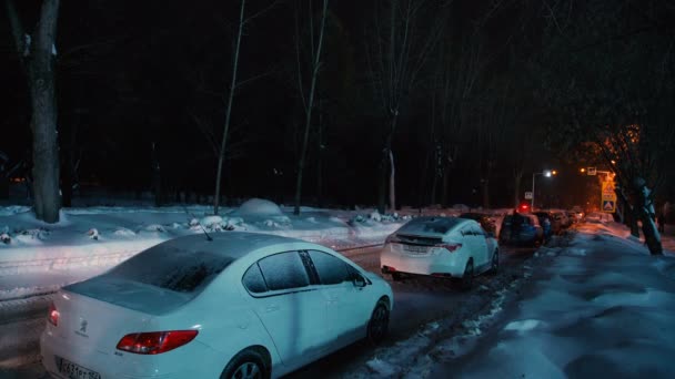 Ciudad de invierno por la noche. El final de la jornada laboral en invierno — Vídeos de Stock