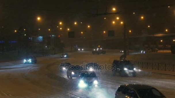 La carretera de la ciudad con un tráfico ocupado en el invierno por la noche . — Vídeos de Stock