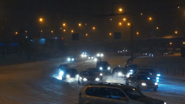 Gefährliche Wetterbedingungen für Autofahrer: Schneefall, Schneesturm — Stockvideo