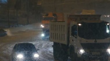 Traktör için bir şehir akşamları hareketli kar kaldırma.