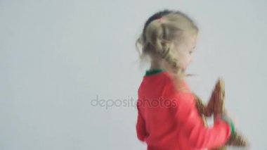 Konsept: bir küçük yıldız. Çocuk Oyunları, mutlu çocuk.