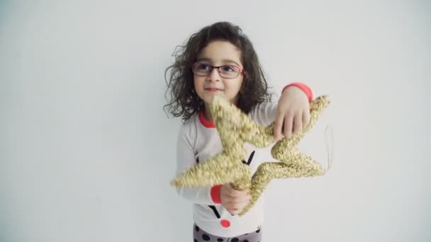 Porträtt av en busig liten flicka med svart vågigt hår och glasögon — Stockvideo