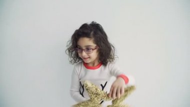 Komik küçük kız bardaklarda atlar ve eğlenceli vardır. Bir çocuk portresi