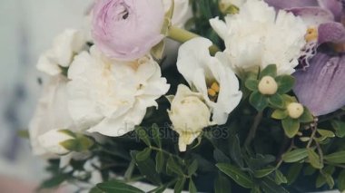 Bir çiçek kompozisyon oluşturma işlemi. Çiçekçi.