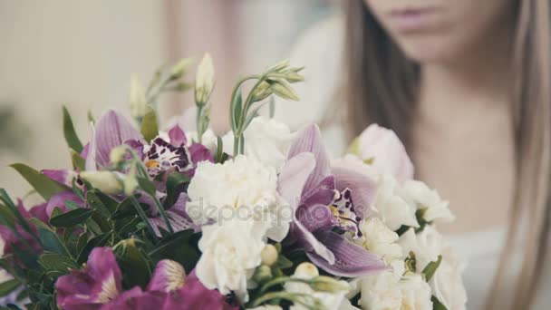 Uma florista linda menina faz um arranjo de flor.Flower composição — Vídeo de Stock