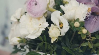 Bir çiçek kompozisyon oluşturma işlemi. Çiçekçi.