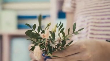 Bir çiçek kompozisyon oluşturma işlemi. Çiçekçi dükkanı.