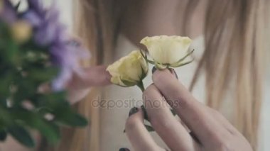 İş yerinde çiçekçi: Beyaz güller ve çiçekler buket yapma kadın.