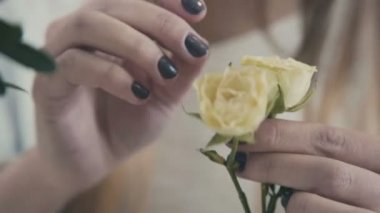 Çizim buketleri kadar. Bir çiçek kompozisyon oluşturma işlemi.