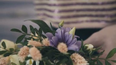 Çiçekçi. Çiçekçi dükkanı. Buketi çiçekçi iş yerinde çizim