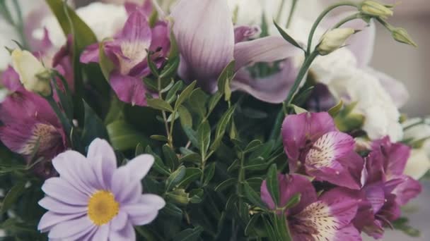 花屋で美しい花束を作る女性. — ストック動画