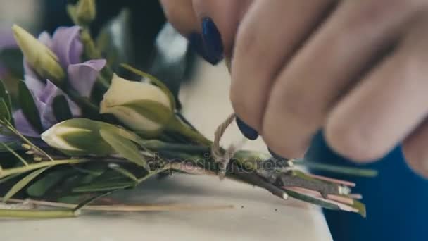 Gros plan : un fleuriste assemble une composition de fleurs. Fleuriste . — Video