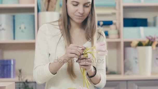 Yakın çekim: Pembe Lale bir çiçekçi kız elinde. Çiçekçi dükkanı. — Stok video