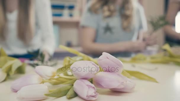 Close-up: roze tulpen op de teller van een bloem. Samenstelling van de bloem. — Stockvideo