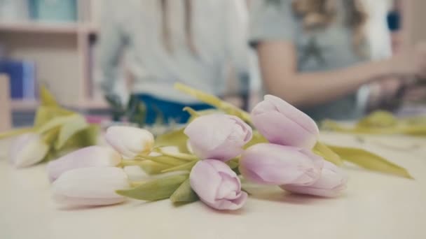 Цветочный магазин. Розовые тюльпаны на счетчике цветов — стоковое видео
