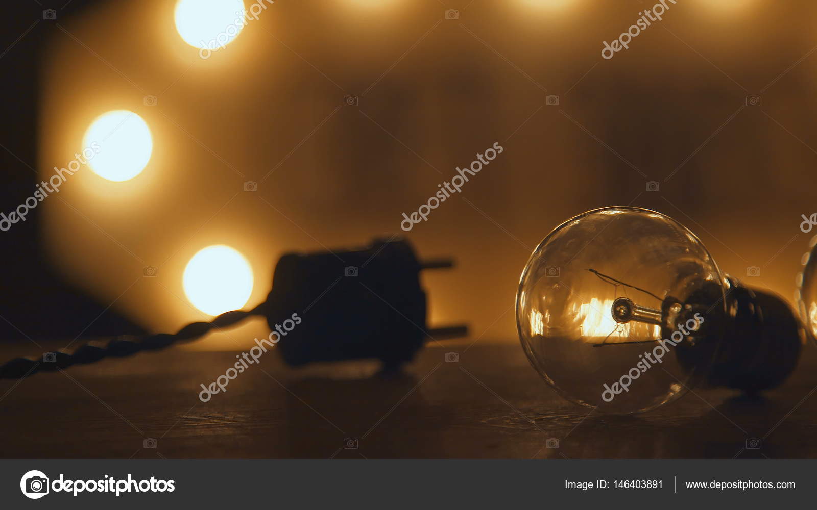 https://st3.depositphotos.com/4967763/14640/i/1600/depositphotos_146403891-stockafbeelding-retro-gloeilampen-en-stekker-verlichting.jpg